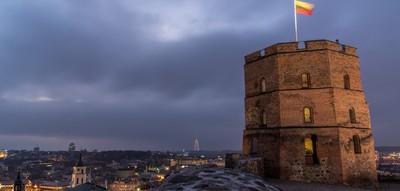 Gedimino-castle-in-Vilnius-at-night-1078x516.jpg